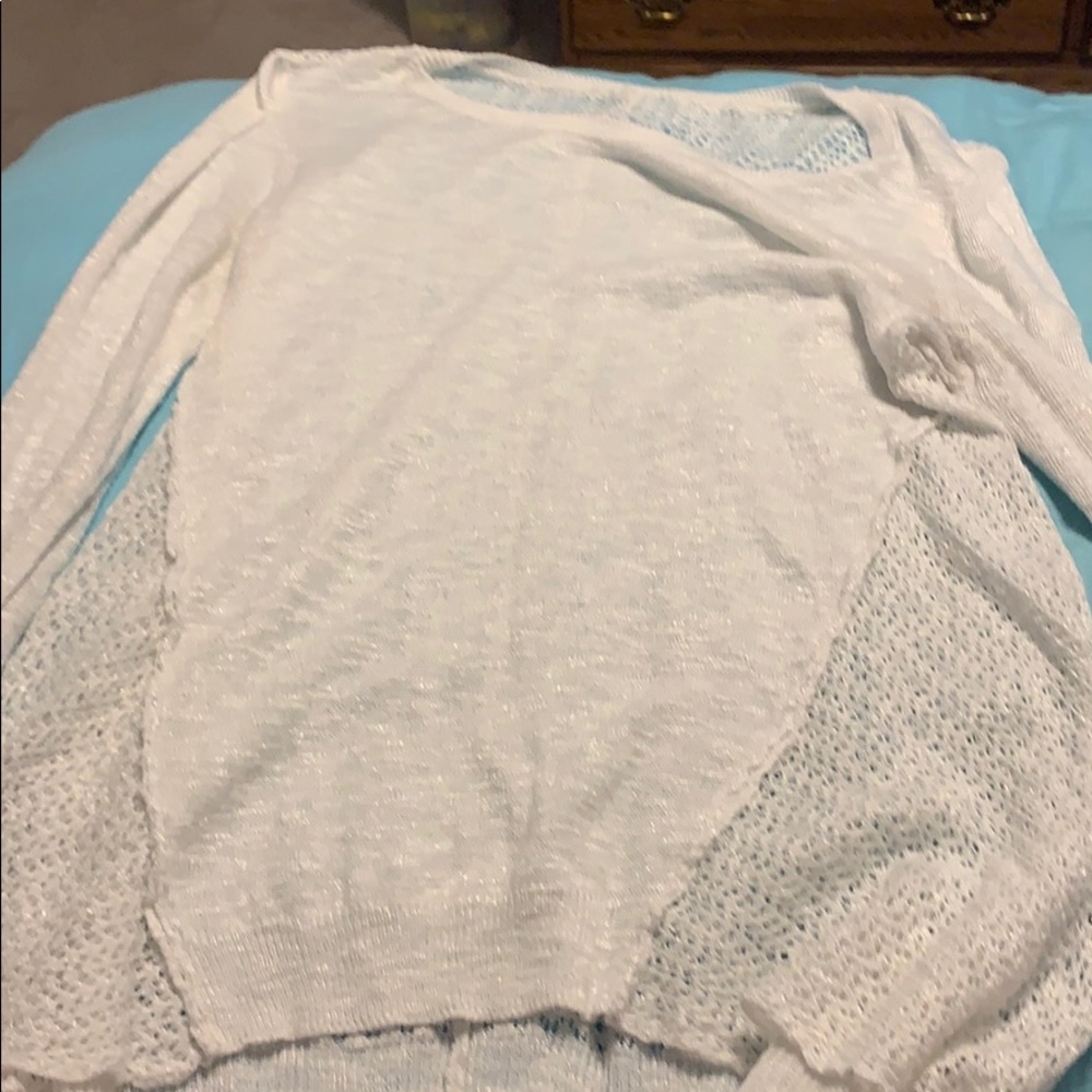 L white sweater